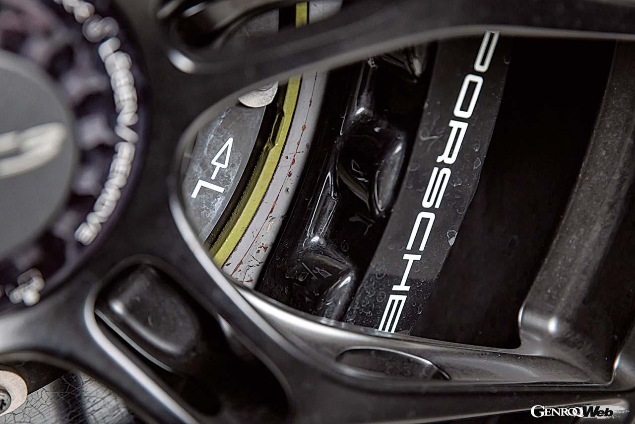 【ブレーキパッド】ブレーキパッドは公道での扱いやすさを保ちながら、サーキットでの耐フェード性およびコントロール性を両立させている。