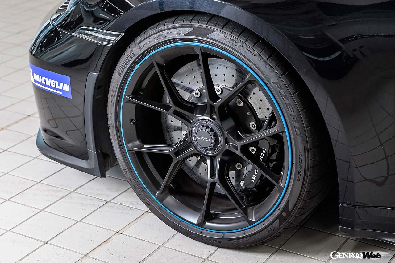 【ホイール】デザインはノーマルGT3（上）と基本的に同じながら、スポーク部分を肉抜きすることで重量を軽減し、回転質量込みで4本合計7.3kgの軽量化を果たした。サイズは前9.5J×20（＋46）、後12J×21（＋45）。カラーはシルバー、ブラック、ダークシルバー、ネオジムの4色を用意。