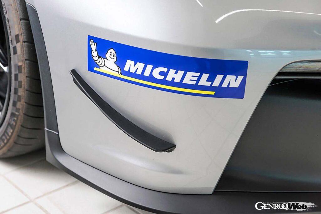 【カナード】フロントのダウンフォースを最適化させるフラップは、公道での走行を考慮してきちんと角を丸めたデザインにしてある。