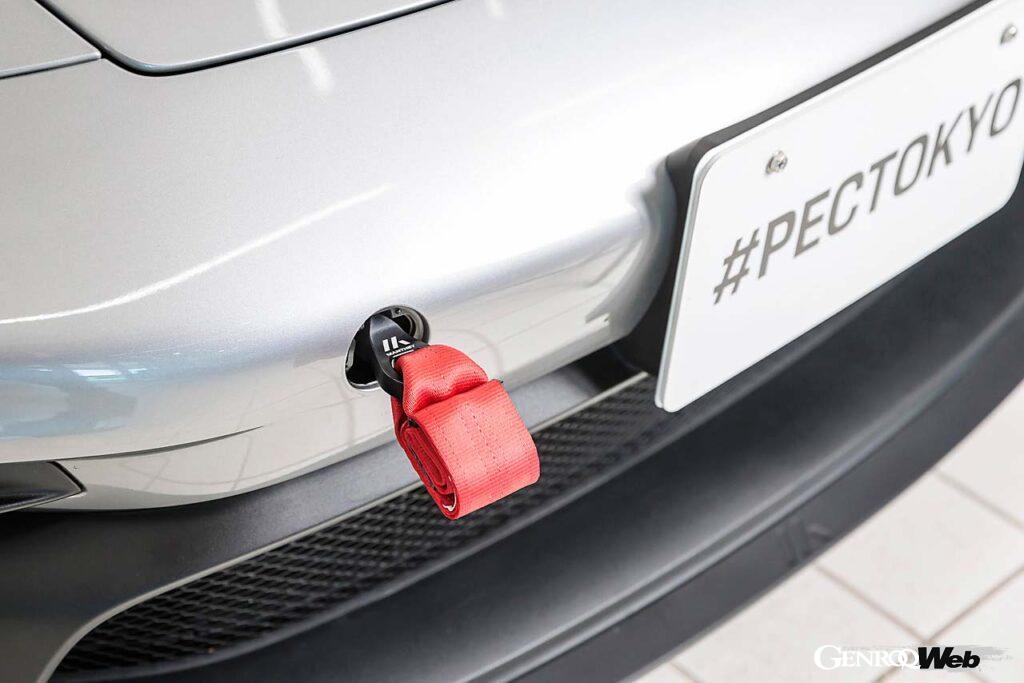 【牽引フック】サーキット走行用牽引ラグを前後で用意。台座にはマンタイのロゴがワンポイントで入る。