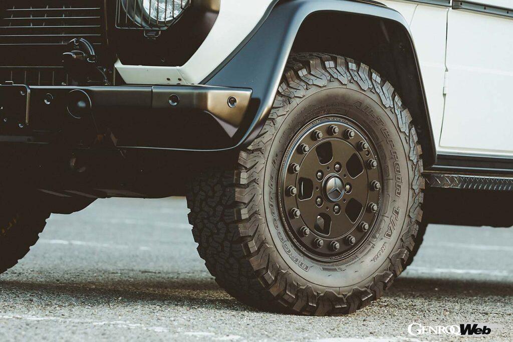 ヘッドライトシュラウドやフェンダーなどはメルセデスオリジナルのMMND Ver.01。ホイールはBLS16。LT265/75R16のBFグッドリッチ・オールテレーンT/A KO2がその雰囲気に合う。