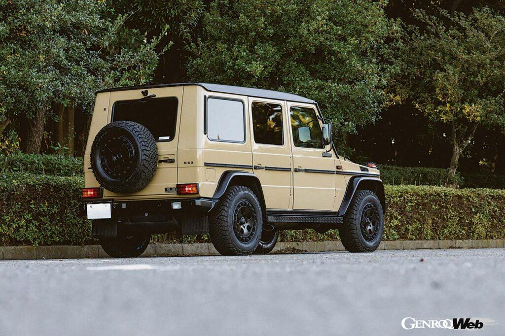 これはW463型AMG G63にして、しかも限定63台のエクスクルーシブエディション。デジーノサンドのインテリアがその象徴だ。本稿で記したようにW460/W461純正部品のほかオリジナルパーツを組み合わせてW460風情へと誘った。ホイールは新作のBLS18。LT265/6518のBFグッドリッチ・オールテレーンT/A KO3を履く。