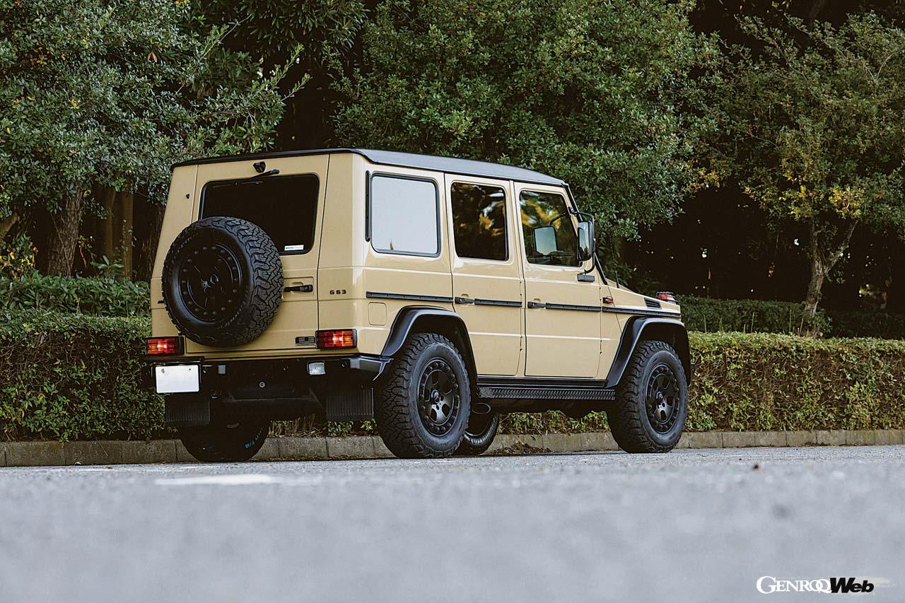 これはW463型AMG G63にして、しかも限定63台のエクスクルーシブエディション。デジーノサンドのインテリアがその象徴だ。本稿で記したようにW460/W461純正部品のほかオリジナルパーツを組み合わせてW460風情へと誘った。ホイールは新作のBLS18。LT265/6518のBFグッドリッチ・オールテレーンT/A KO3を履く。