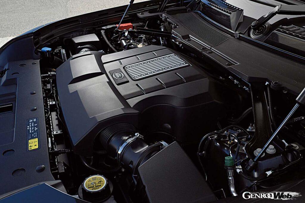 2025年モデルからディフェンダーの3列シートバージョン「130」にV8エンジン搭載モデルが加わった。5.0リッターV8DOHCスーパーチャージャーは500PS/6000~6500rpm、610Nm/2500~5000rpm。エミッションの関係でパワーは「110 V8」から25PSのダウンとなる。