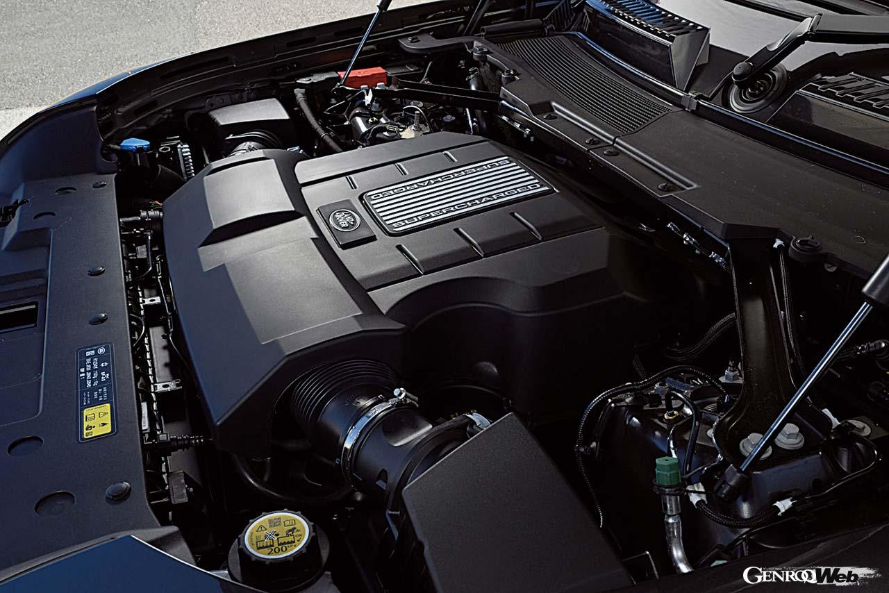 2025年モデルからディフェンダーの3列シートバージョン「130」にV8エンジン搭載モデルが加わった。5.0リッターV8DOHCスーパーチャージャーは500PS/6000～6500rpm、610Nm/2500～5000rpm。エミッションの関係でパワーは「110 V8」から25PSのダウンとなる。