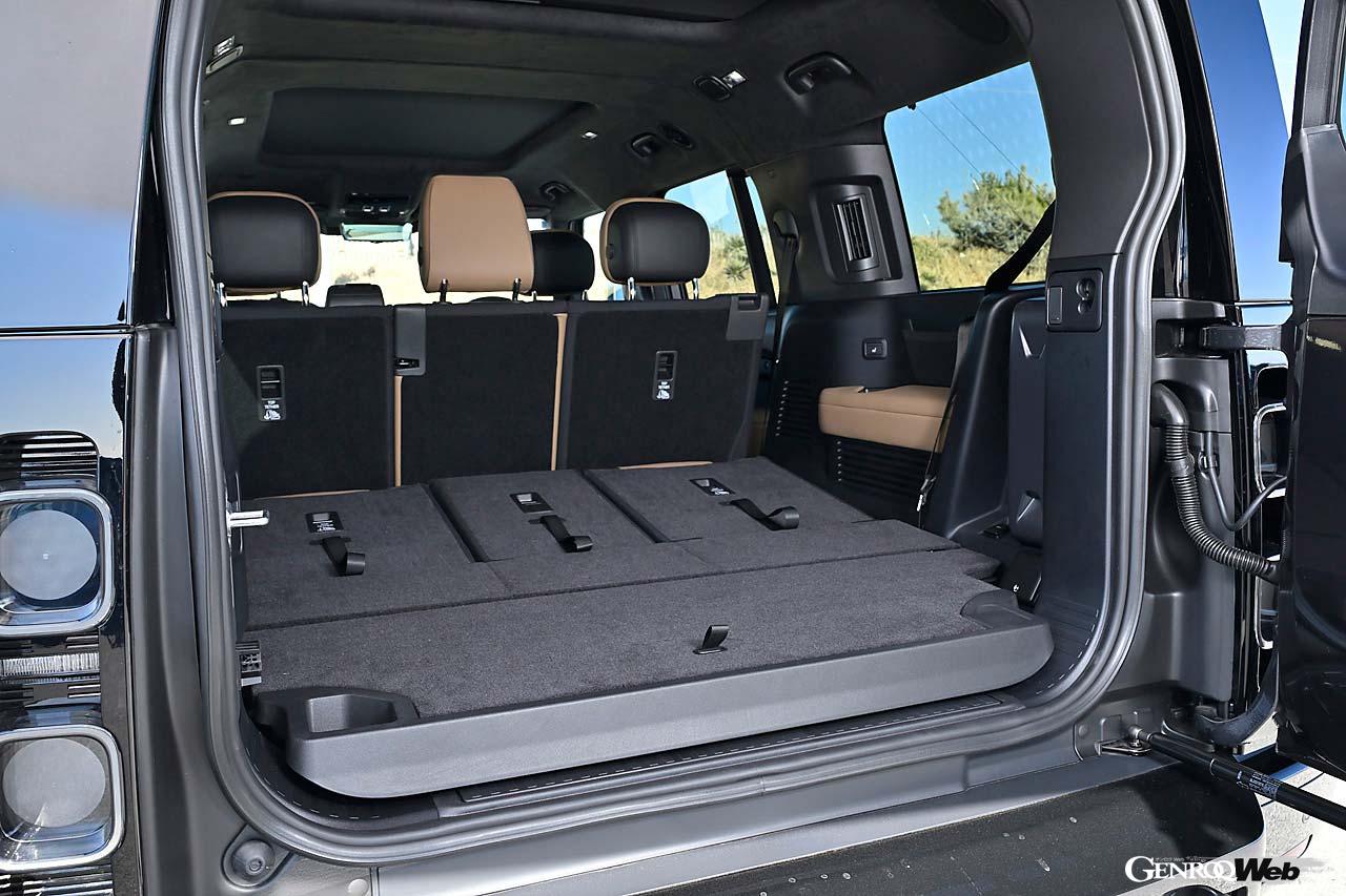 ラゲッジルーム容量は8人乗りの場合290～1876リットル。3列目シートは背面のベルトを引くことで荷室側から手動で展開／収納できる。