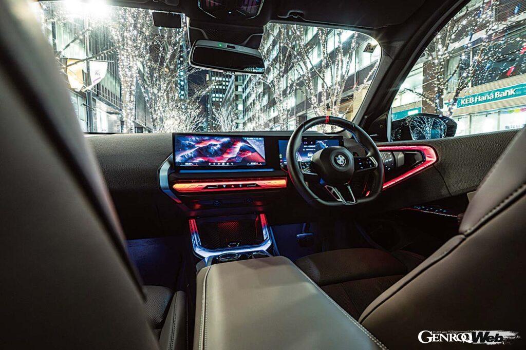 フラットボトムのスポーティなマルチファンクションMスポークレザーステアリングホイールを採用。前席に採用されるスポーツシートは実に快適な座り心地を提供する。