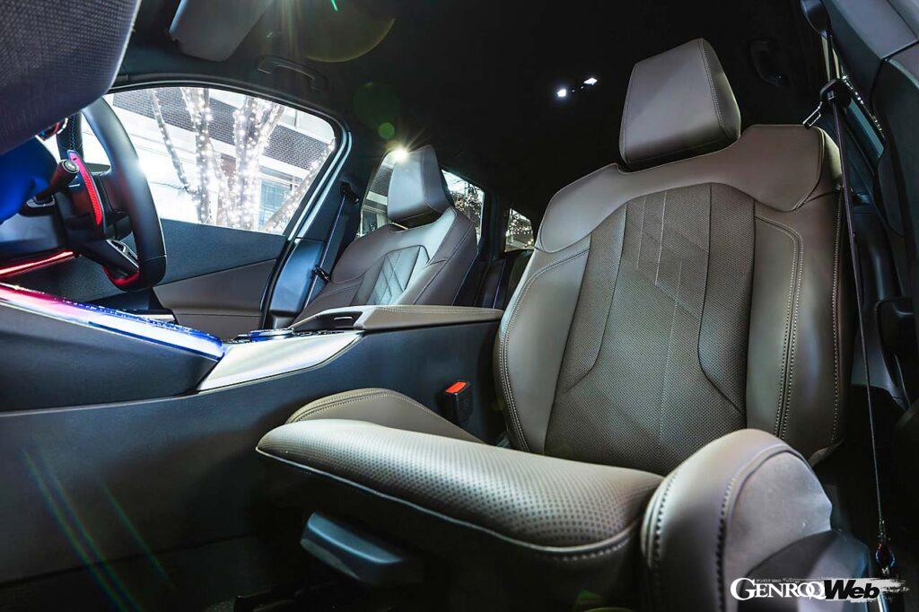 フラットボトムのスポーティなマルチファンクションMスポークレザーステアリングホイールを採用。前席に採用されるスポーツシートは実に快適な座り心地を提供する。