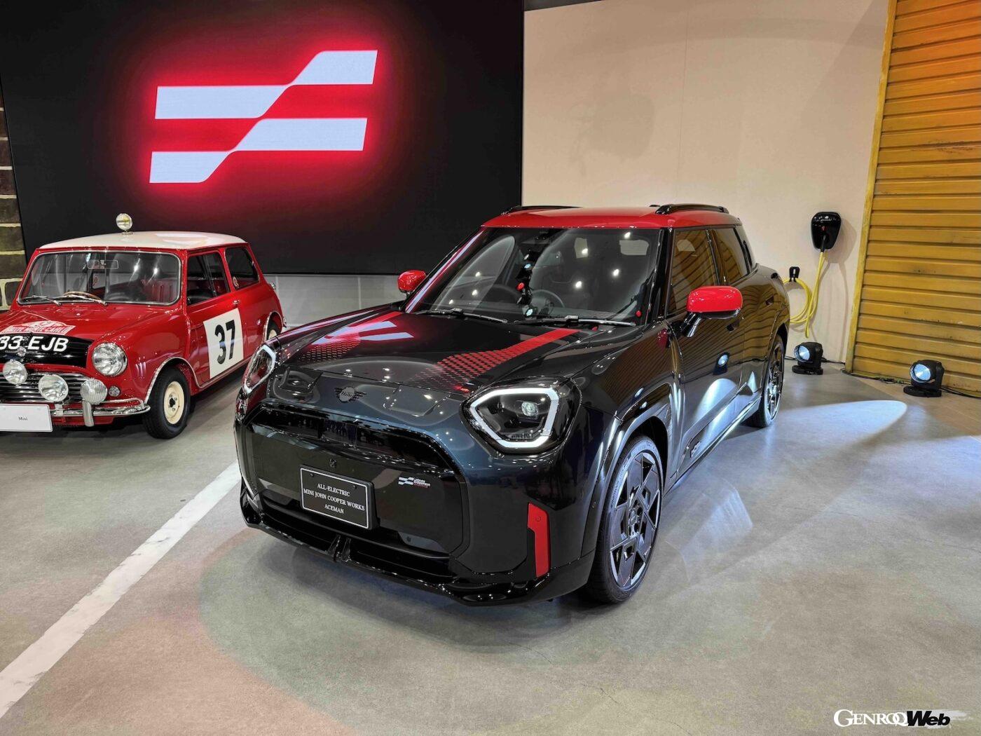 こちらはMINIエースマンをベースとしたMINI JCW エースマンE。いたるところにJCWの象徴であるレッドを差し色に使っている。