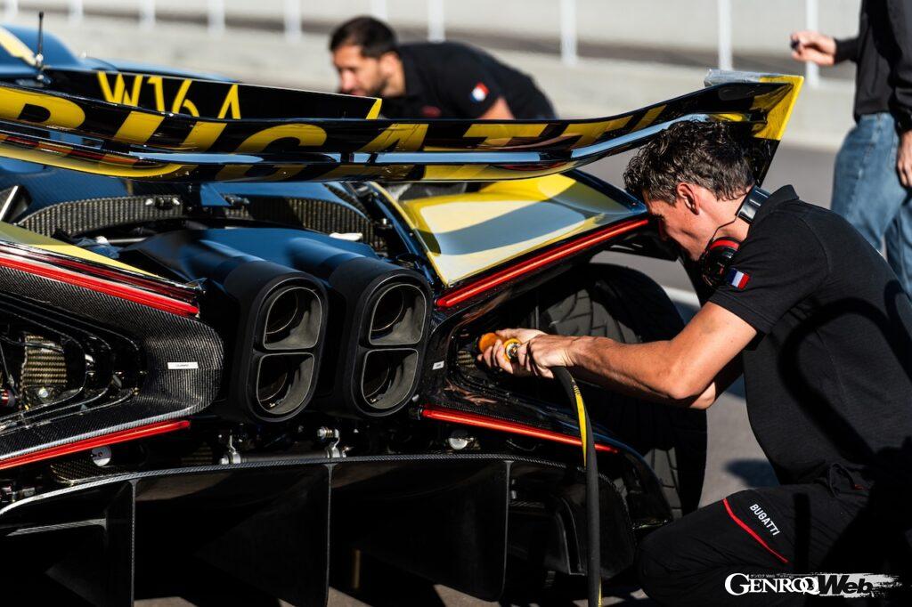 ミレクールサーキットにおいて、シェイクダウン＆品質テストを行う「ブガッティ ボリード」。