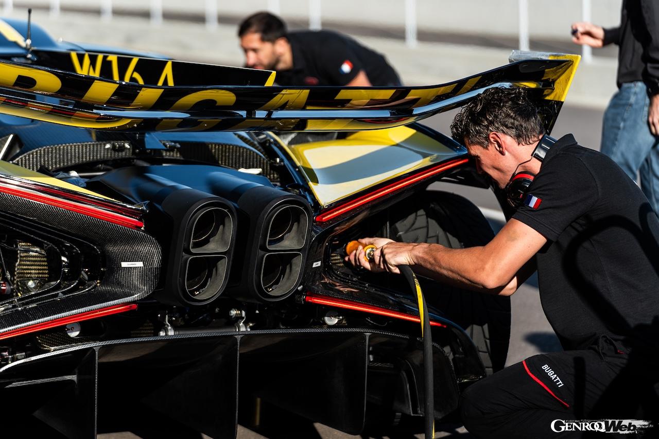 ミレクールサーキットにおいて、シェイクダウン＆品質テストを行う「ブガッティ ボリード」。