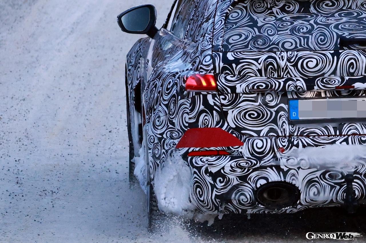 リアバンパーは「プログレッシブレッド」に塗装されているようだ。