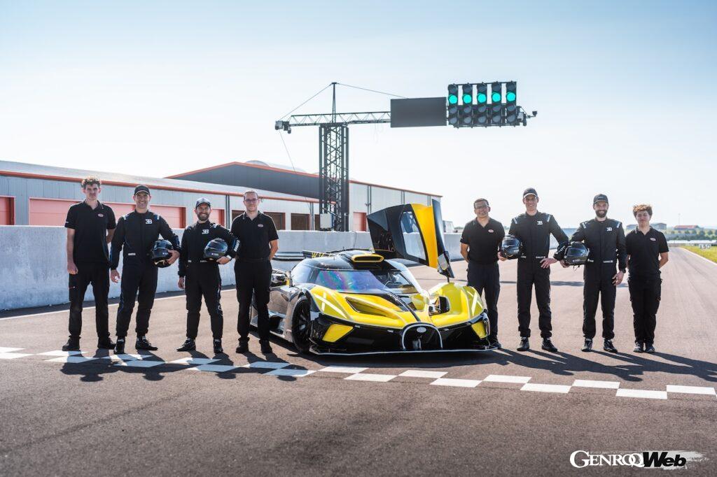 ミレクールサーキットにおいて、シェイクダウン＆品質テストを行う「ブガッティ ボリード」。