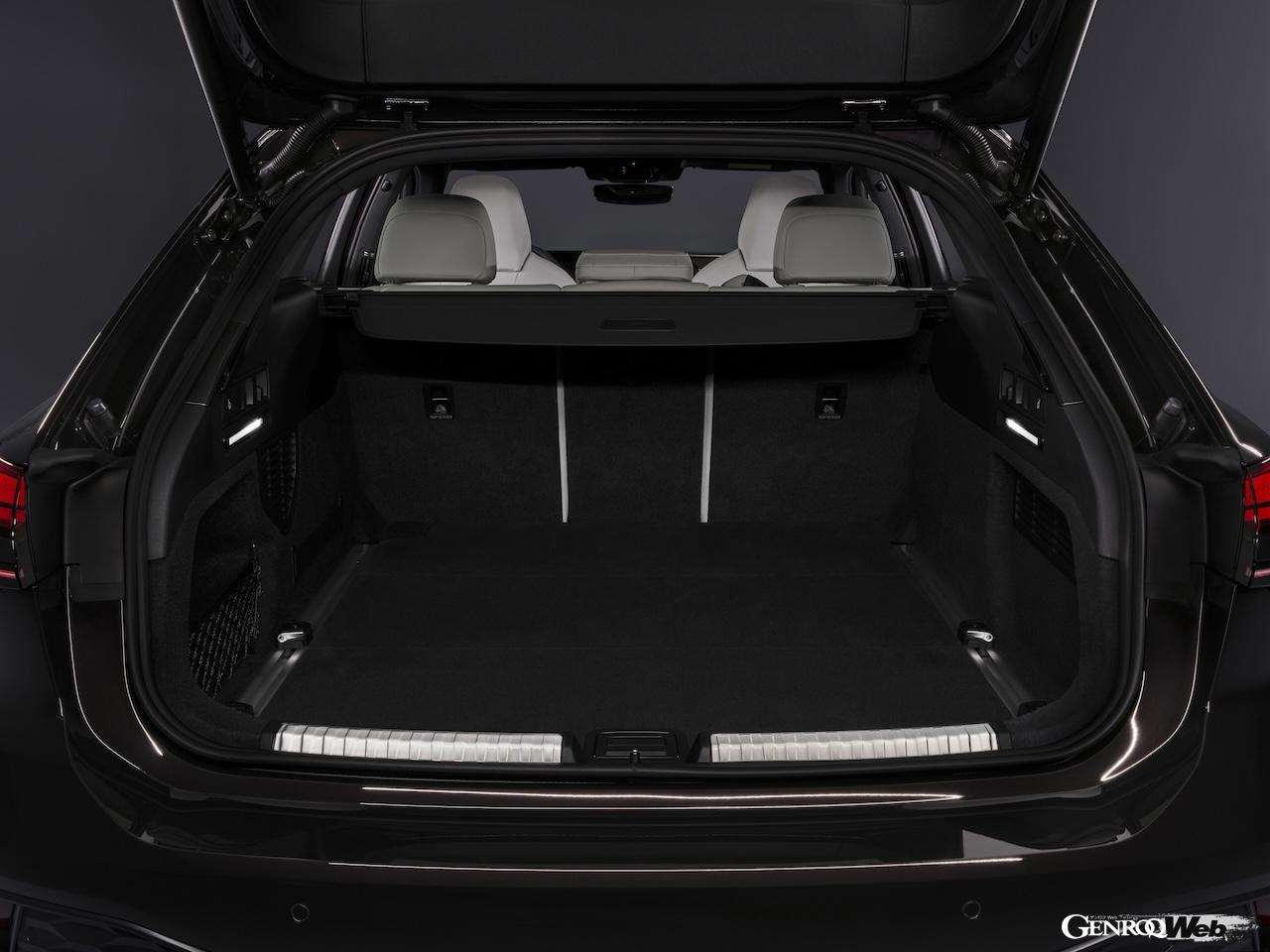 「アウディ A6 アバント」内燃機関搭載モデルのラゲッジルーム。