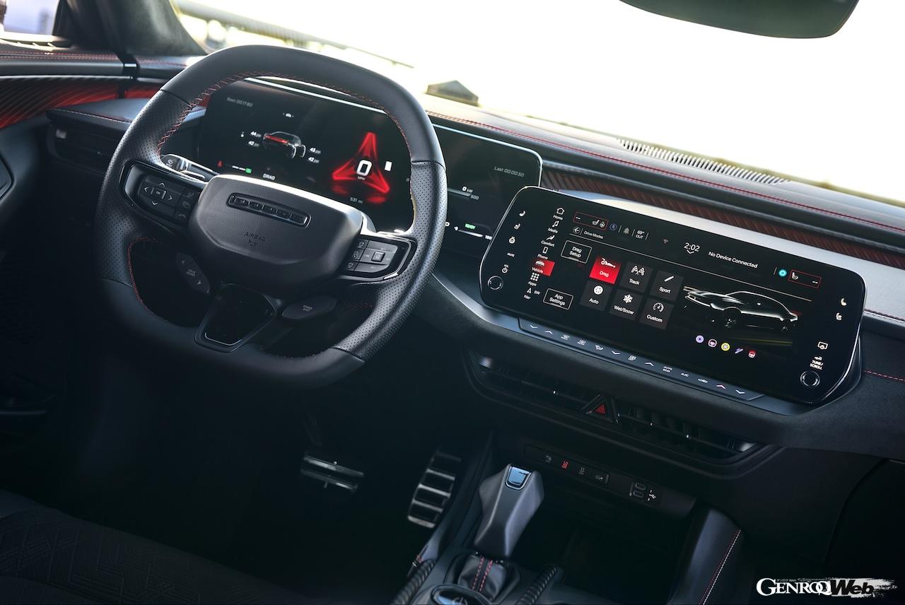 「ダッジ チャージャー デイトナ スキャットパック」のコクピット。