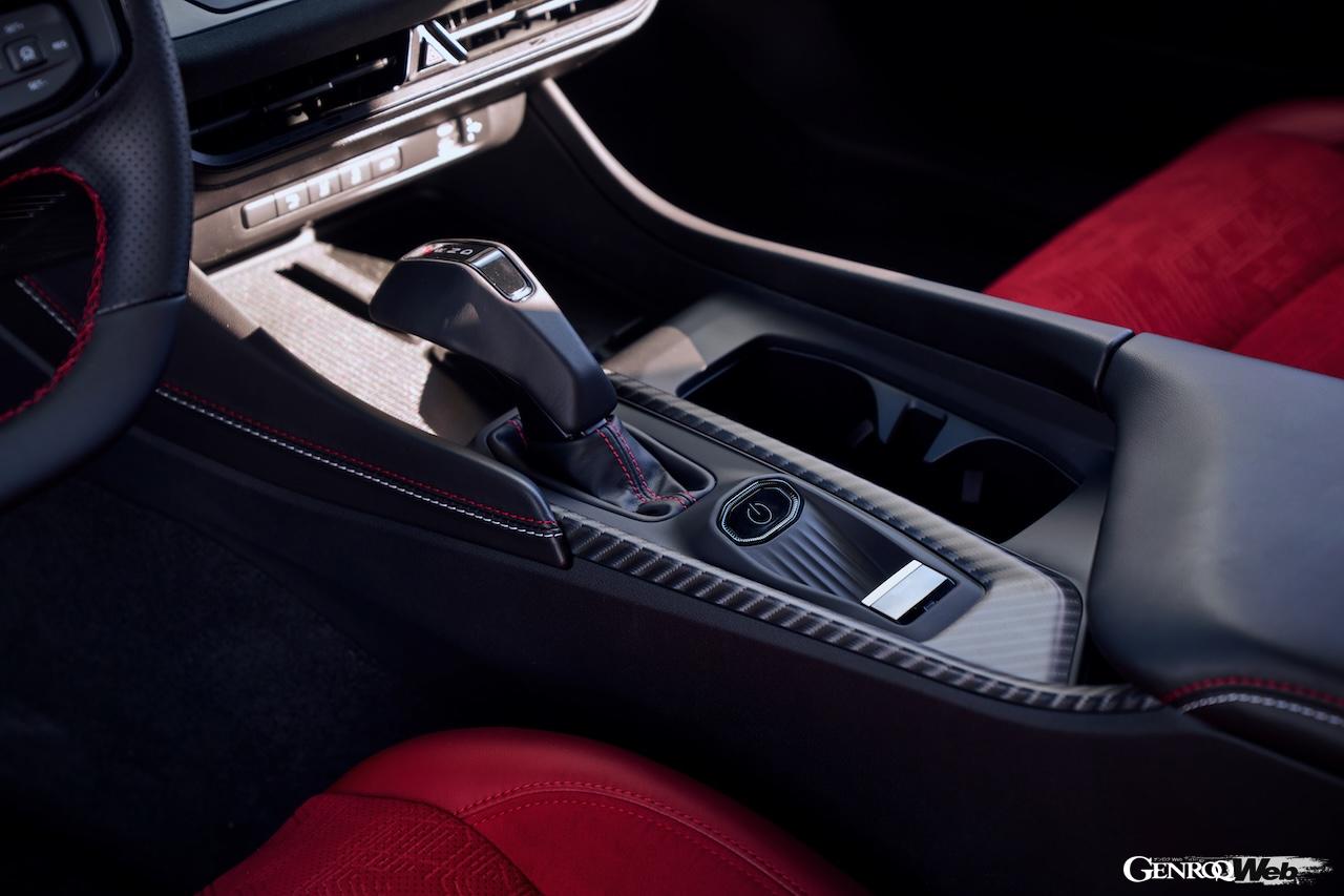 「ダッジ チャージャー デイトナ スキャットパック」のコクピット。