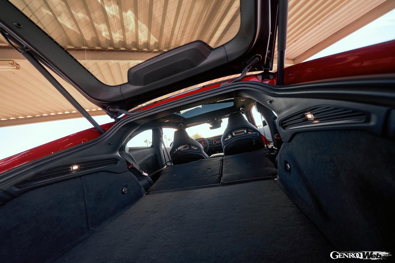 「ダッジ チャージャー デイトナ スキャットパック」のラゲッジスペース。