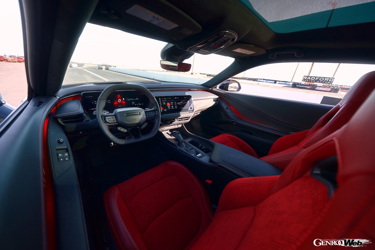 「ダッジ チャージャー デイトナ スキャットパック」のコクピット。