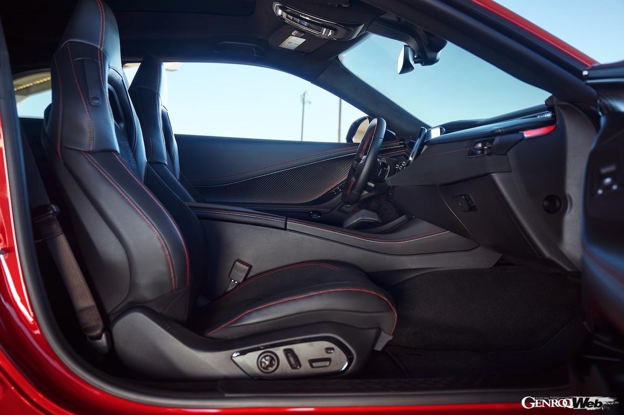 「ダッジ チャージャー デイトナ スキャットパック」のコクピット。