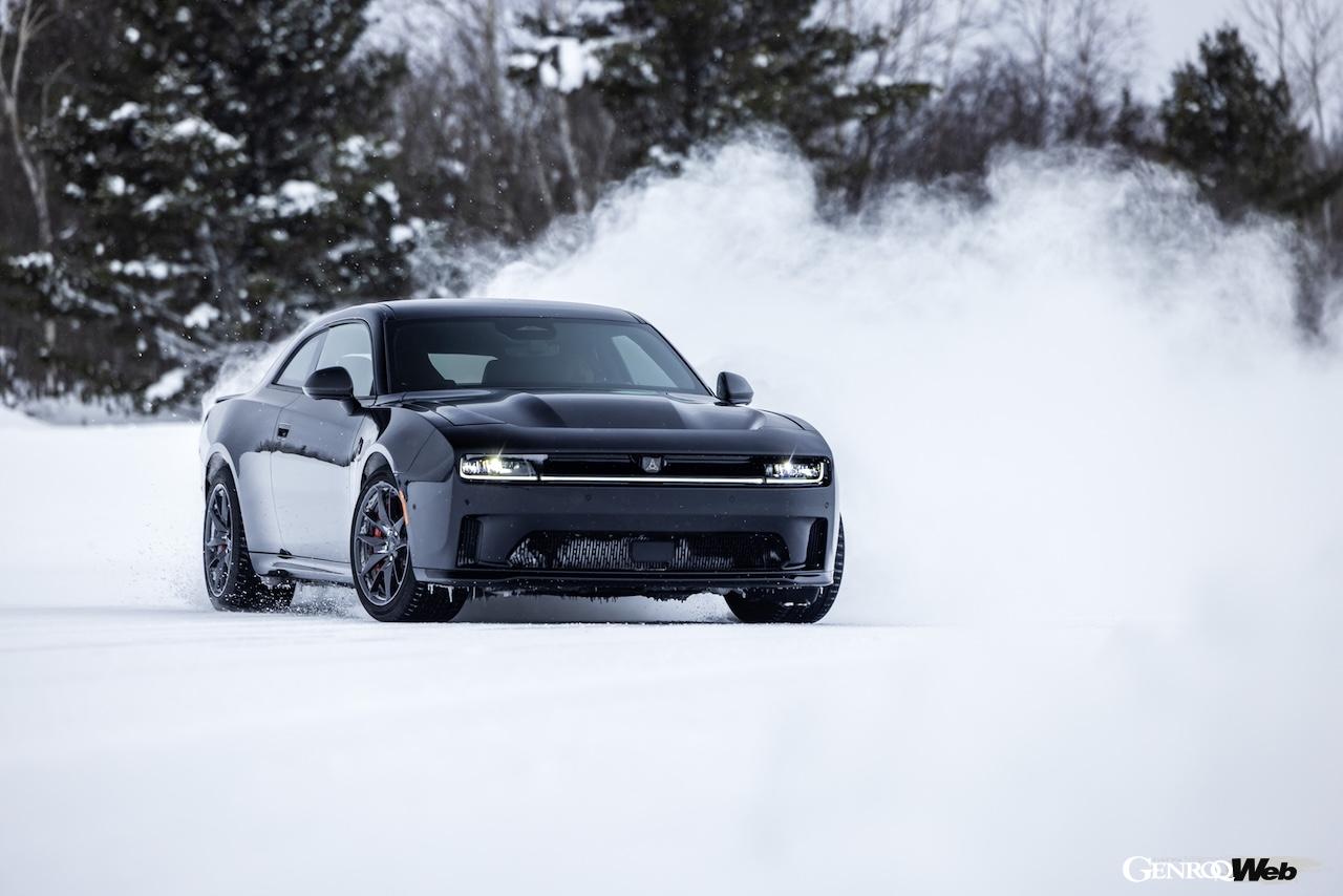 雪上テストを行う「ダッジ チャージャー デイトナ スキャットパック」。