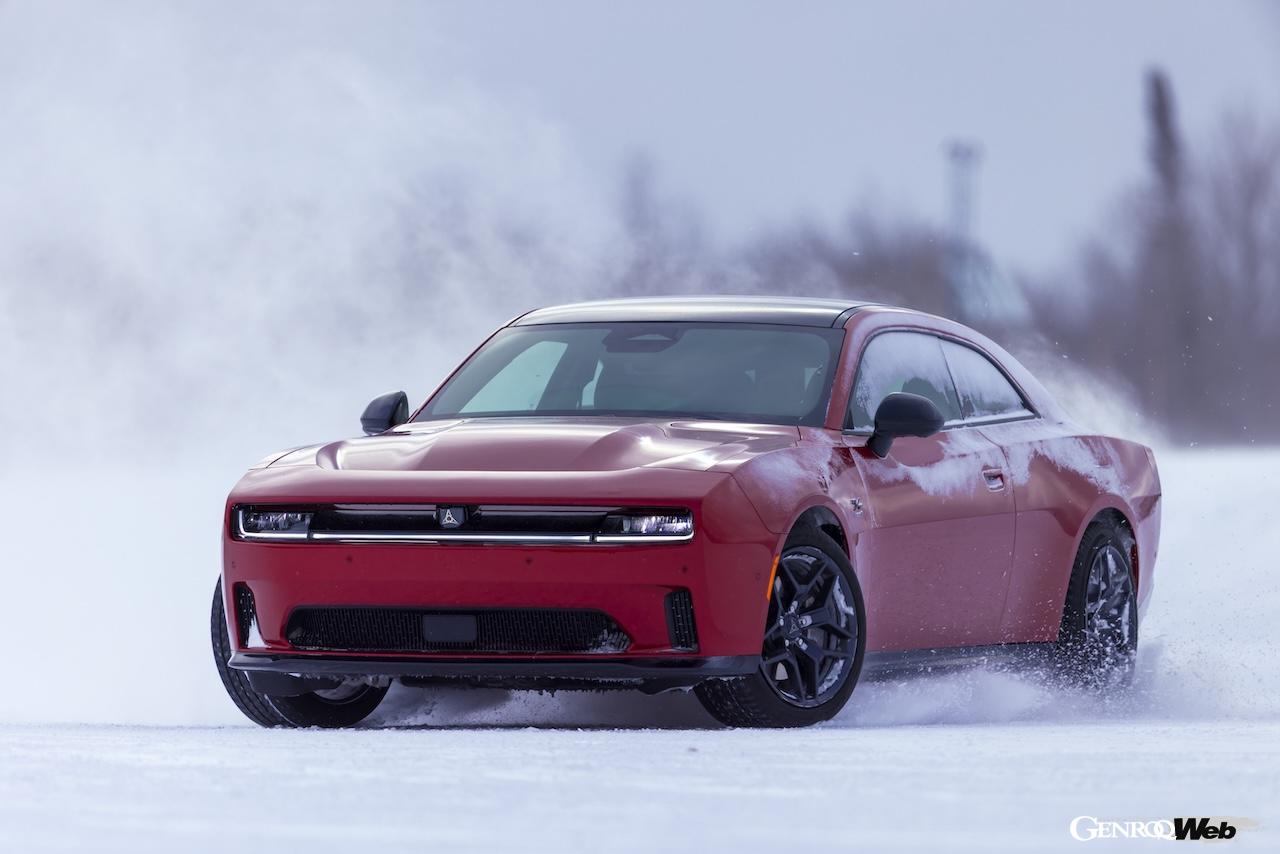 雪上テストを行う「ダッジ チャージャー デイトナ R/T」。