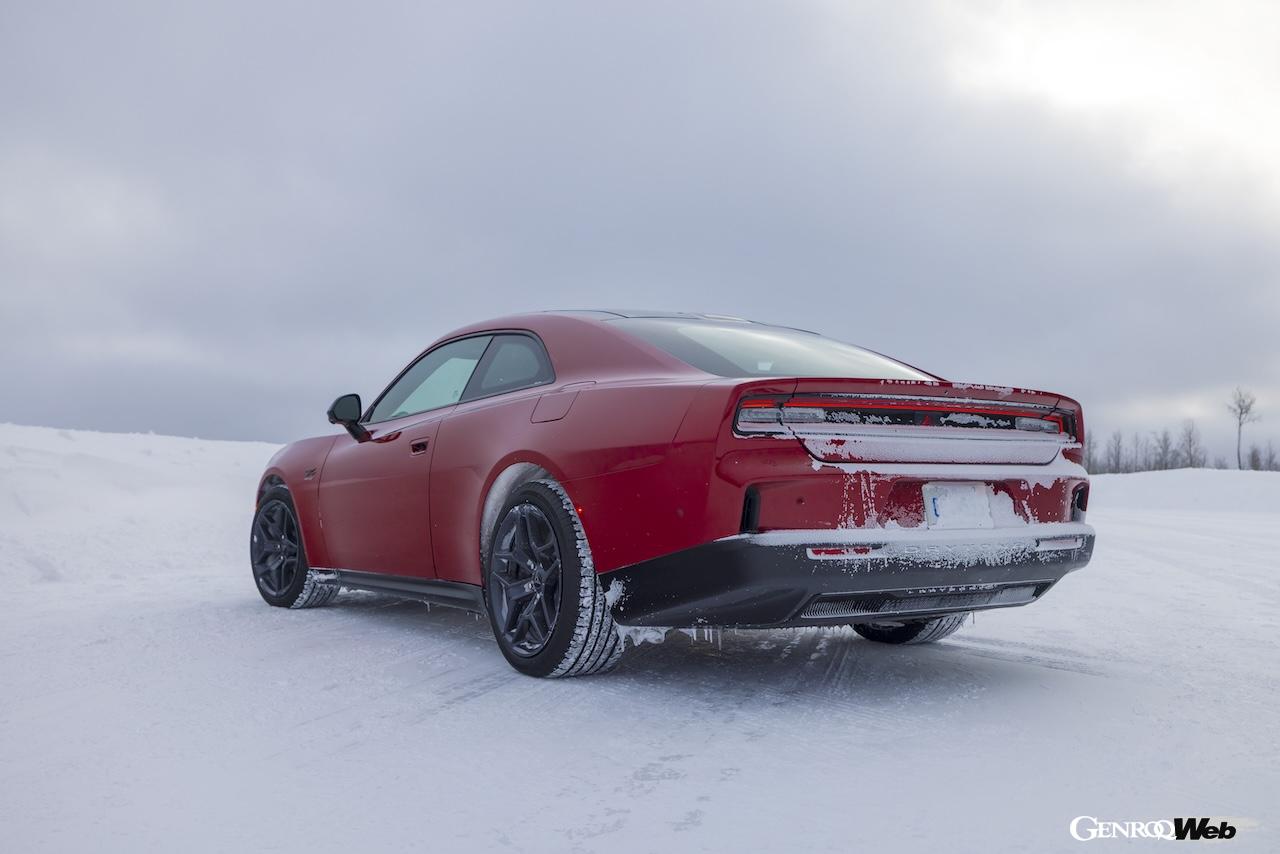 雪上テストを行う「ダッジ チャージャー デイトナ R/T」。