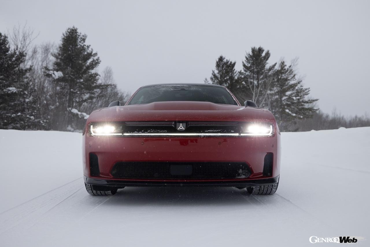 雪上テストを行う「ダッジ チャージャー デイトナ R/T」。