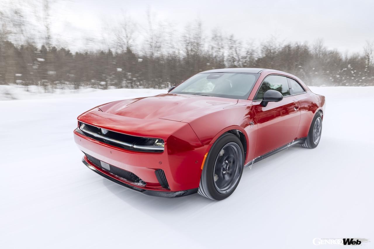 雪上テストを行う「ダッジ チャージャー デイトナ R/T」。