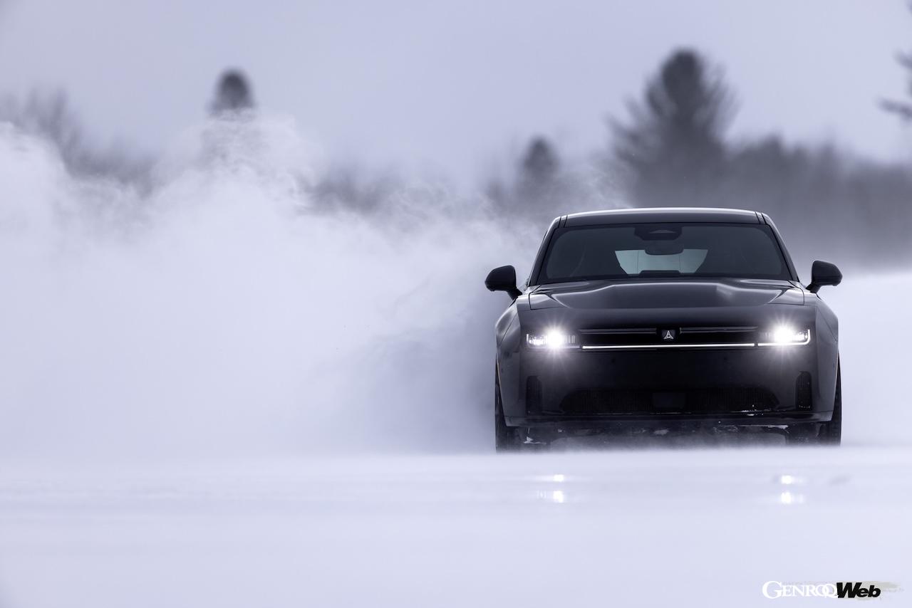 雪上テストを行う「ダッジ チャージャー デイトナ スキャットパック」。