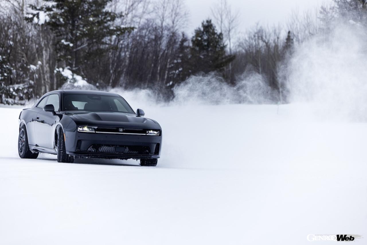 雪上テストを行う「ダッジ チャージャー デイトナ スキャットパック」。