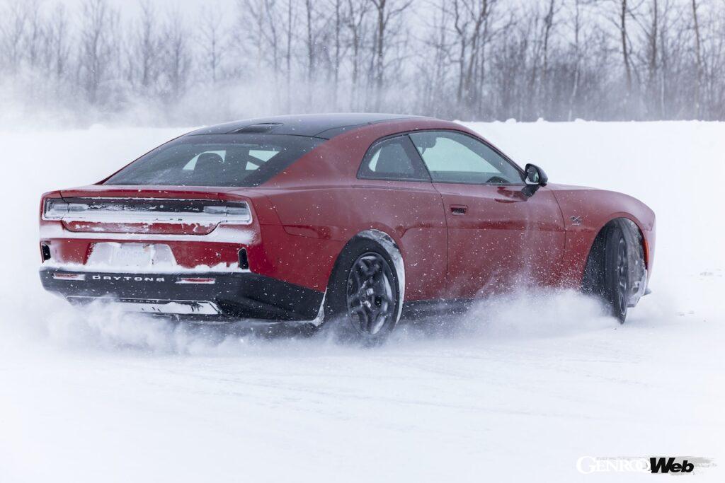 雪上テストを行う「ダッジ チャージャー デイトナ R/T」。