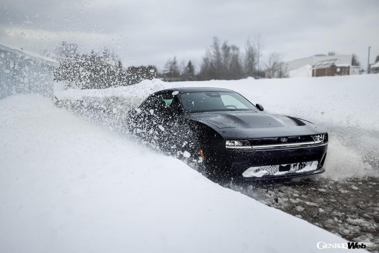 雪上テストを行う「ダッジ チャージャー デイトナ スキャットパック」。