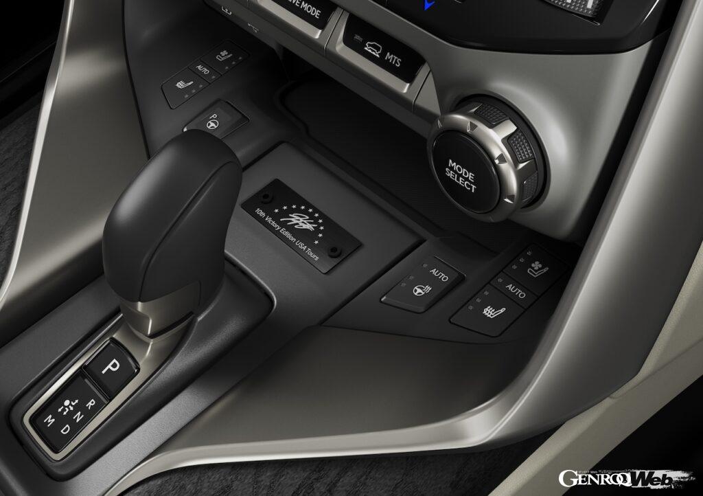 センターコンソールには、松山選手のサインを刻印した専用プレートが配置される。