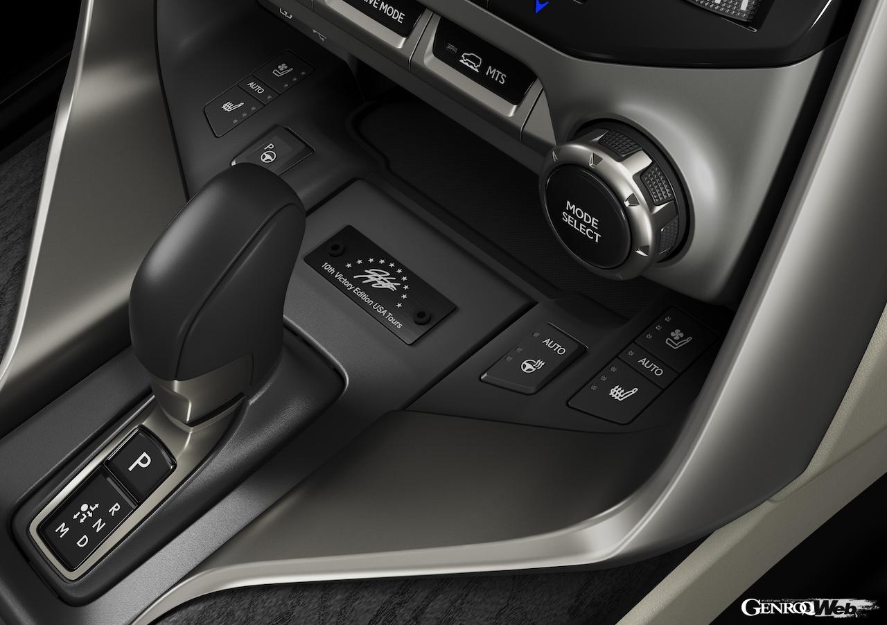 センターコンソールには、松山選手のサインを刻印した専用プレートが配置される。