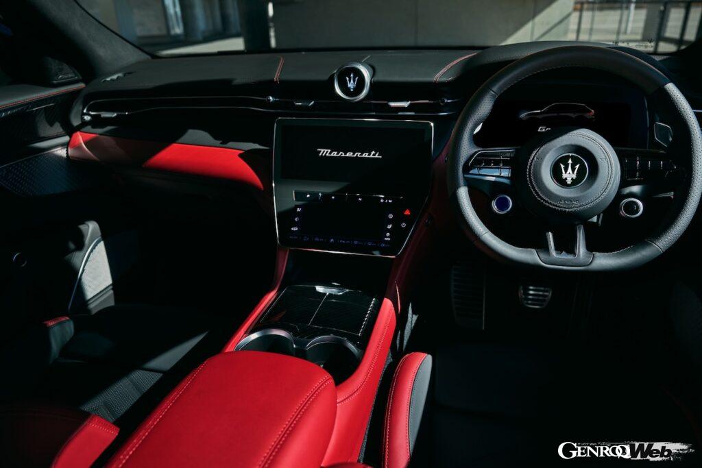 「マセラティ グレカーレ トロフェオ ネロ インフィニート」のインテリア。