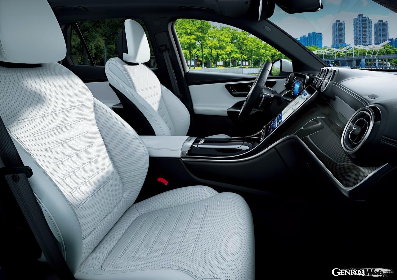 インテリアは、標準で本革のような質感を持つ合成皮革の「ARTICO」を採用。オプションとして、ネバグレー／ブラックを組み合わせた「AMGラインパッケージ」を選ぶことができる。