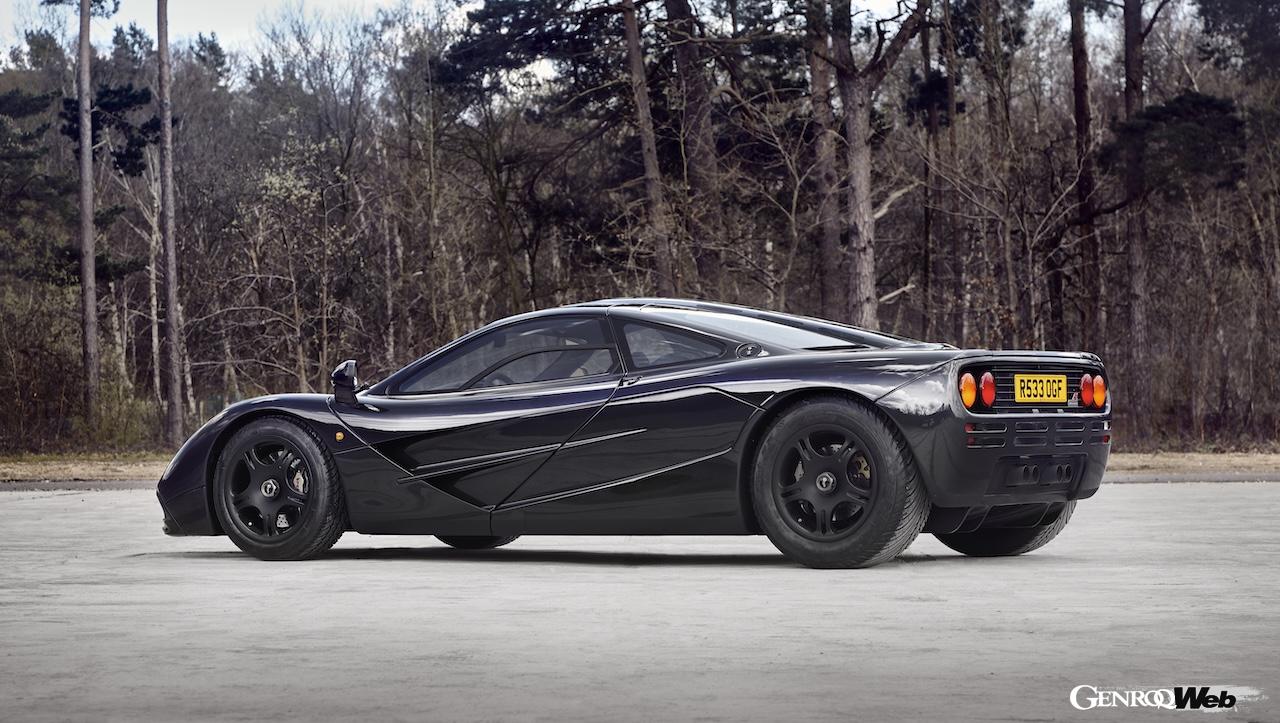 マクラーレン F1は、公道用スーパースポーツでありながら、カーボンファイバー製モノコックシャシーとボディを導入。同世代のライバルを圧倒するパフォーマンスを発揮した。