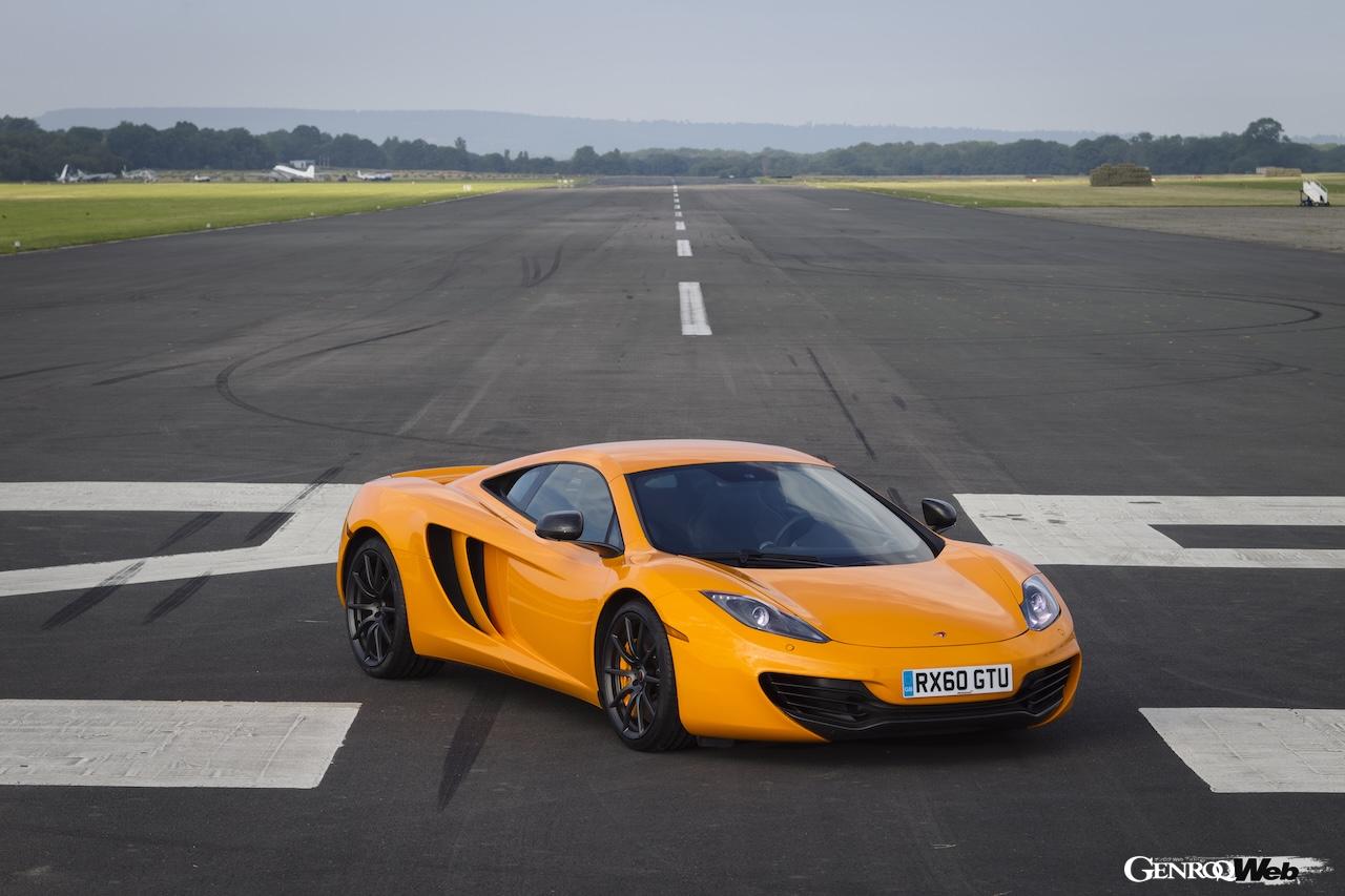 マクラーレン・オートモーティブとして、初めて生産されたロードカーが「12C」。軽量・高剛性のシングルピースカーボンファイバー製「モノセル」が導入された。