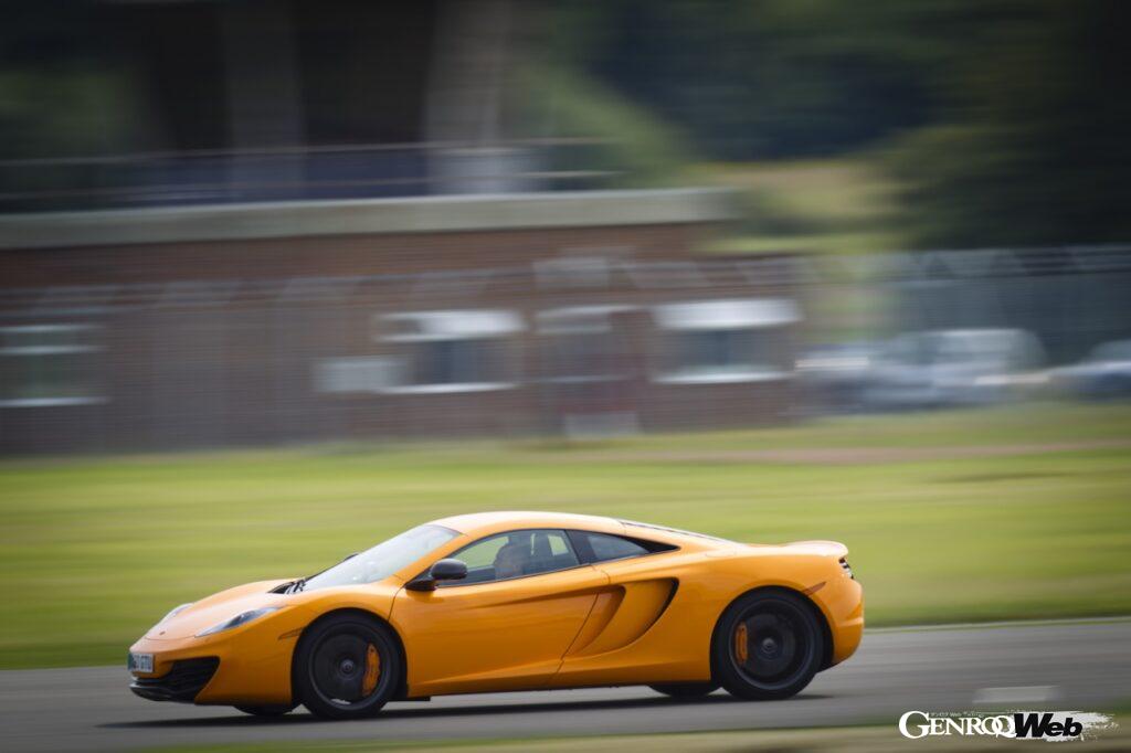 マクラーレン・オートモーティブとして、初めて生産されたロードカーが「12C」。軽量・高剛性のシングルピースカーボンファイバー製「モノセル」が導入された。