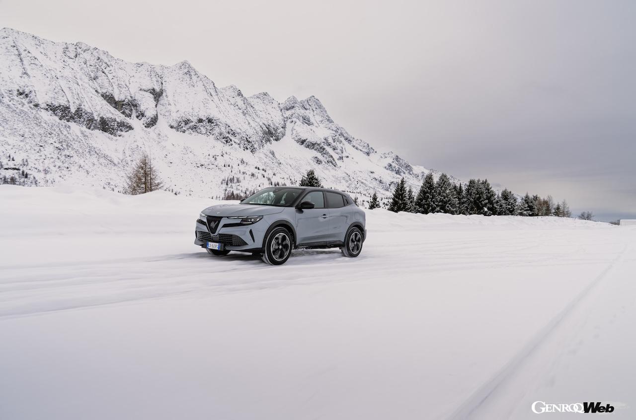 「アルファロメオ ジュニア イブリダ Q4」の雪上走行シーン。