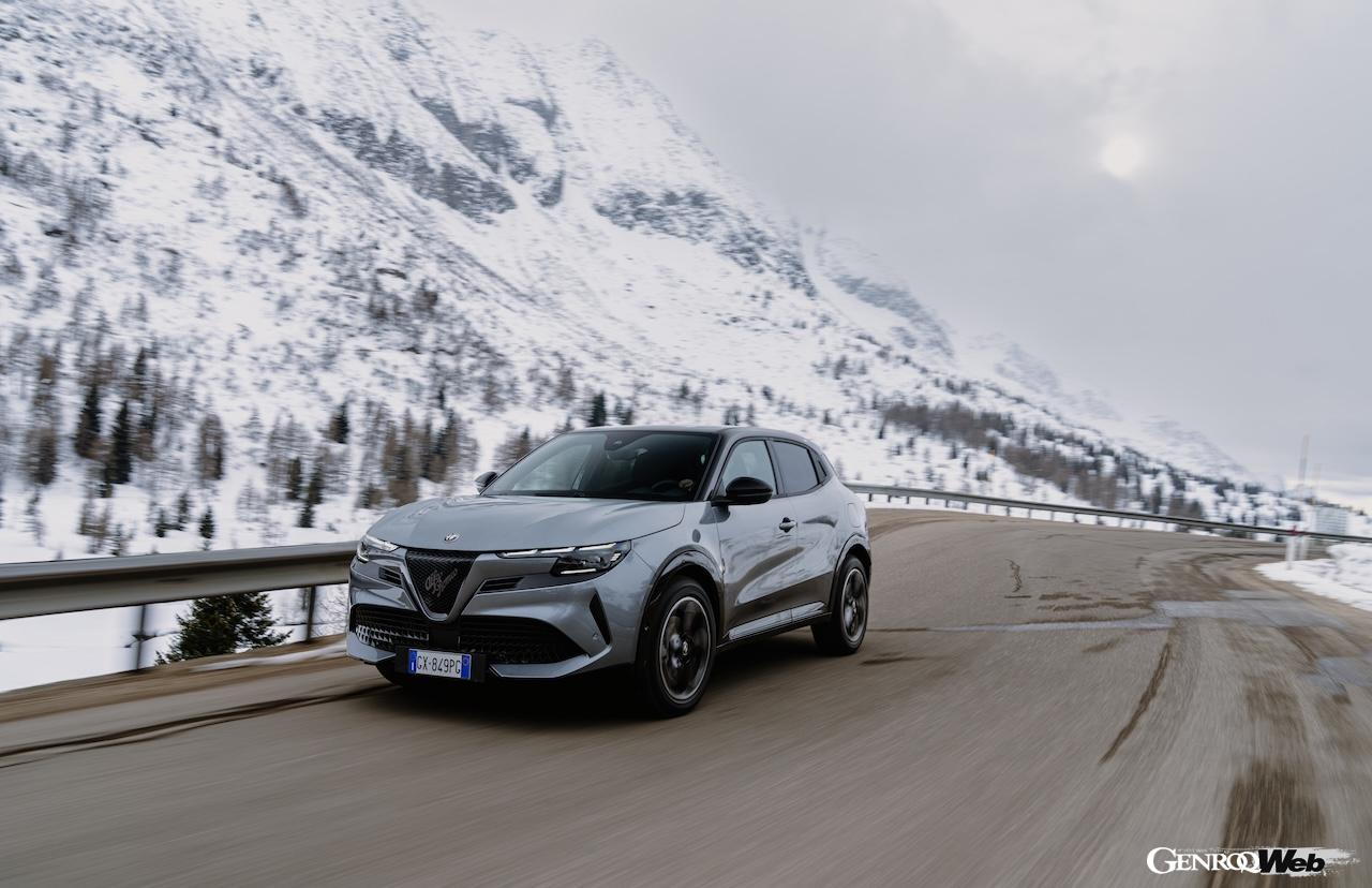 「アルファロメオ ジュニア イブリダ Q4」の雪上走行シーン。