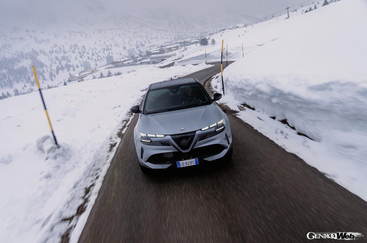 「アルファロメオ ジュニア イブリダ Q4」の雪上走行シーン。