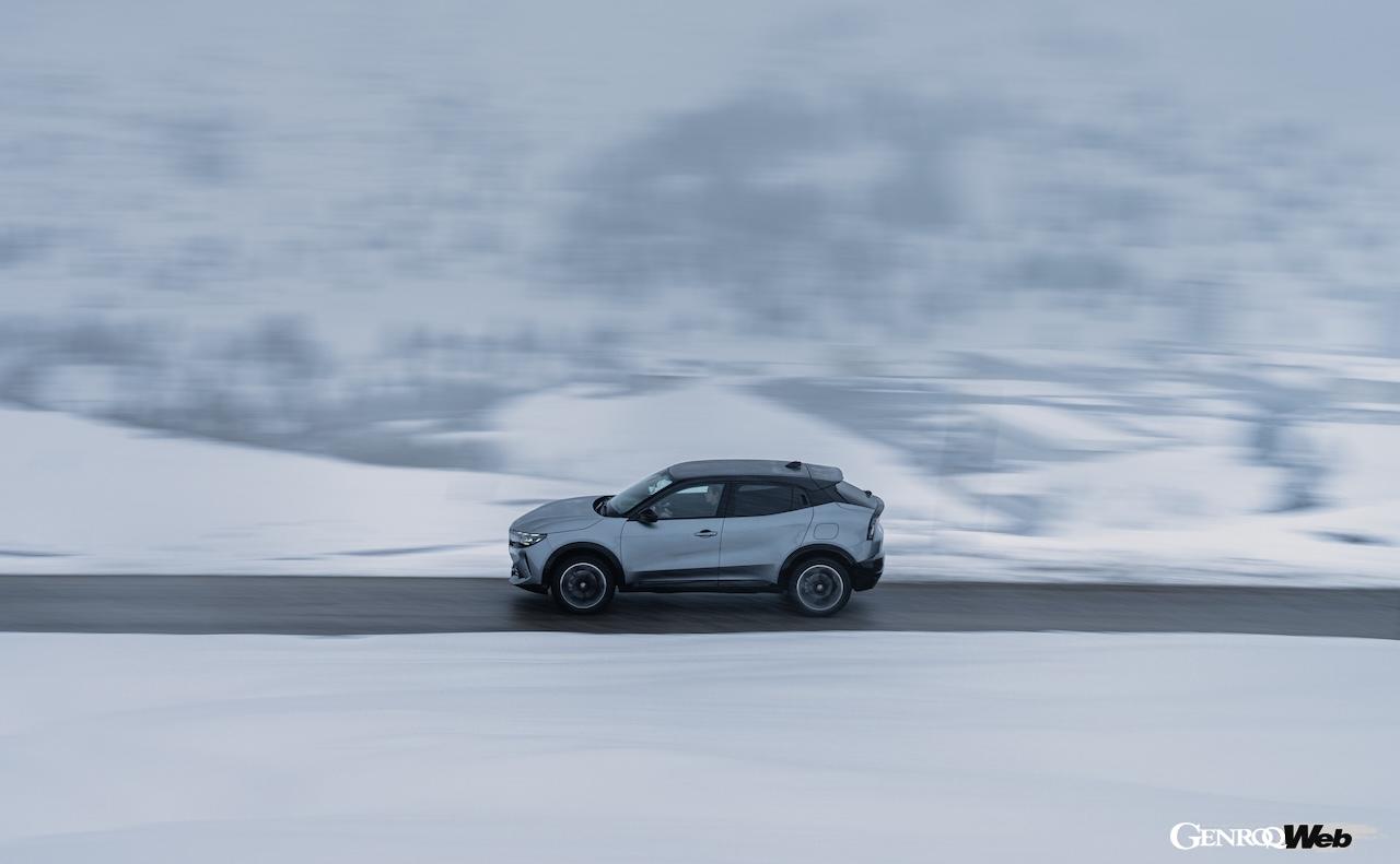 「アルファロメオ ジュニア イブリダ Q4」の雪上走行シーン。