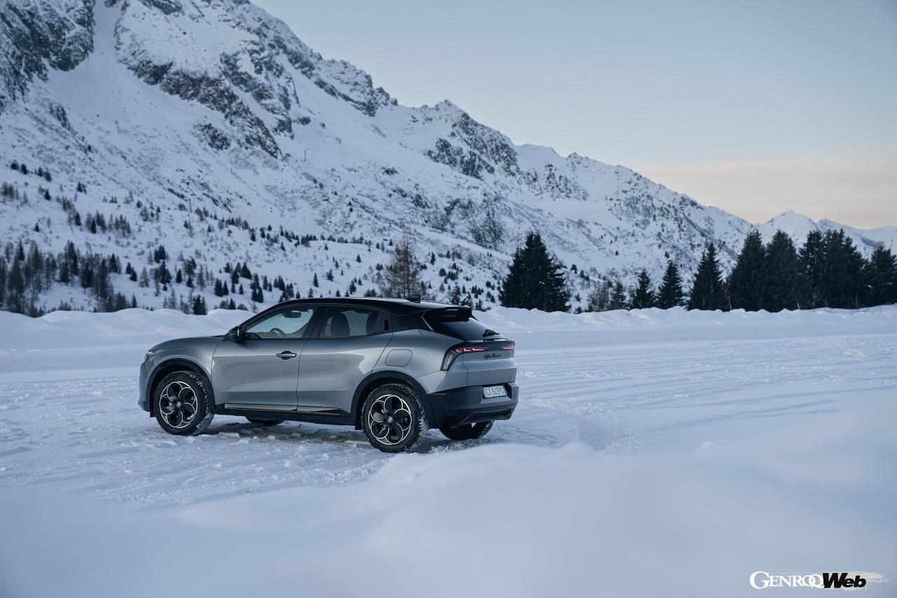 「アルファロメオ ジュニア イブリダ Q4」の雪上走行シーン。