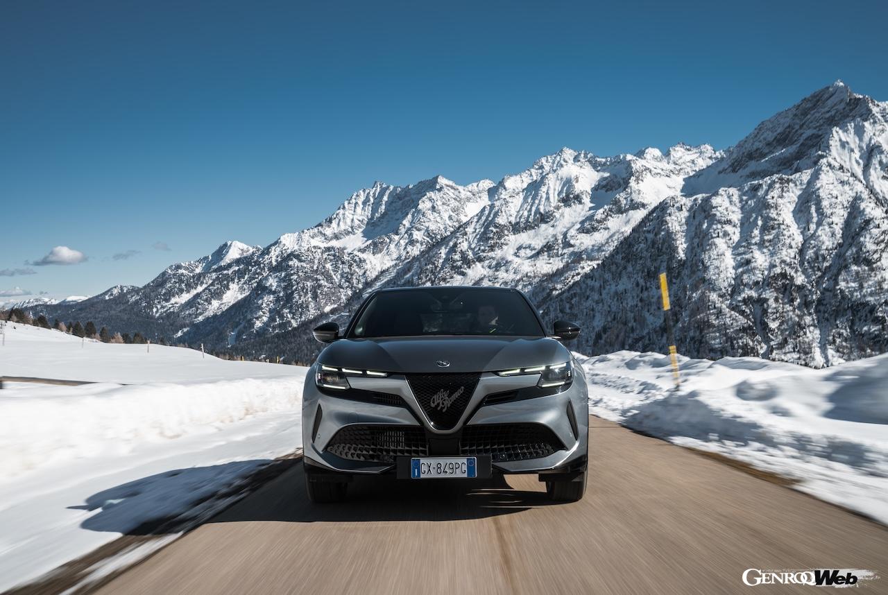 「アルファロメオ ジュニア イブリダ Q4」の雪上走行シーン。