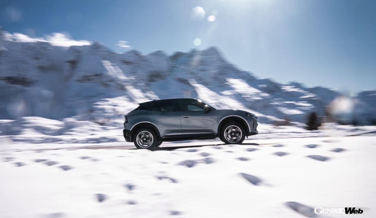 「アルファロメオ ジュニア イブリダ Q4」の雪上走行シーン。