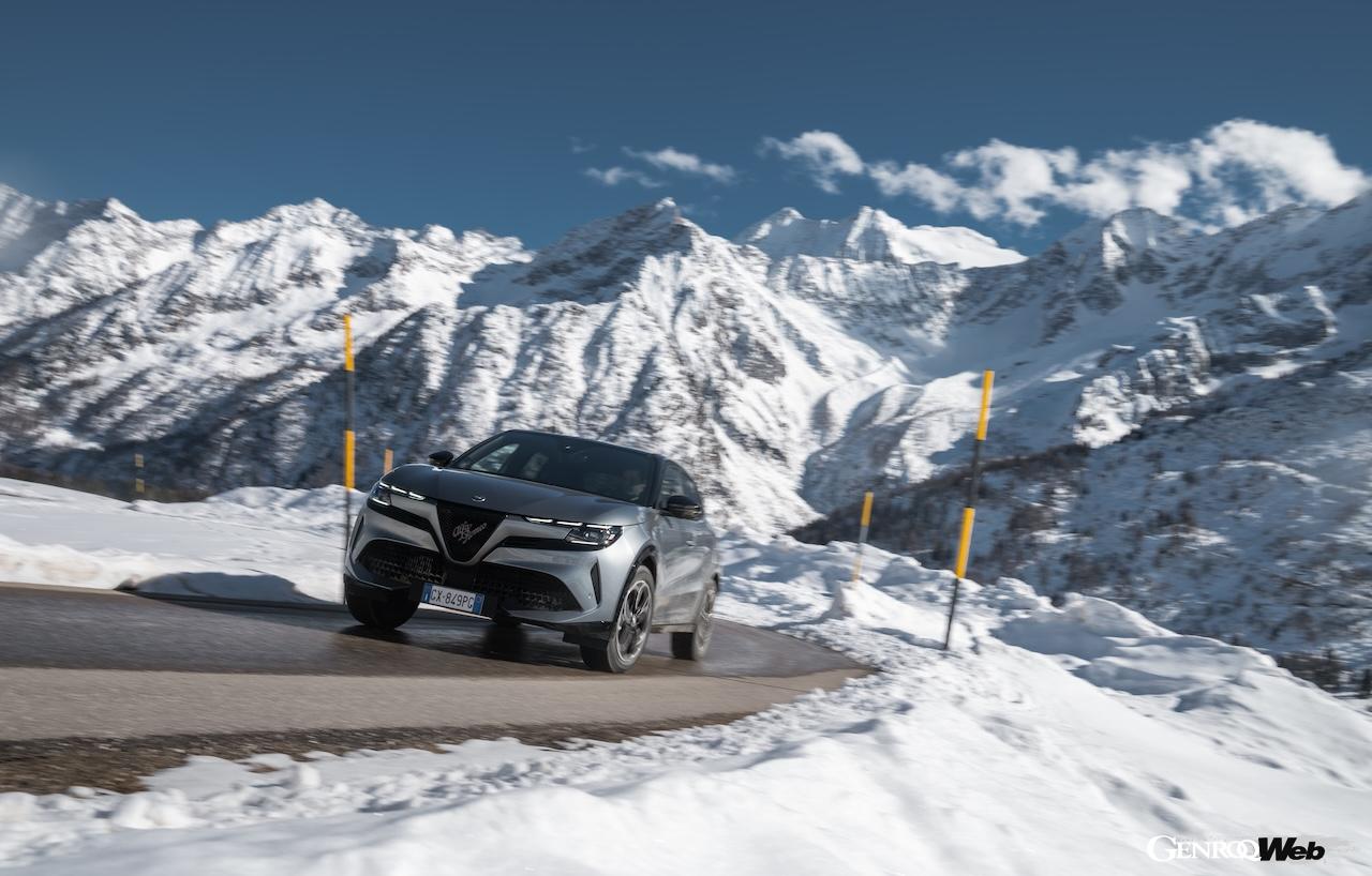 「アルファロメオ ジュニア イブリダ Q4」の雪上走行シーン。