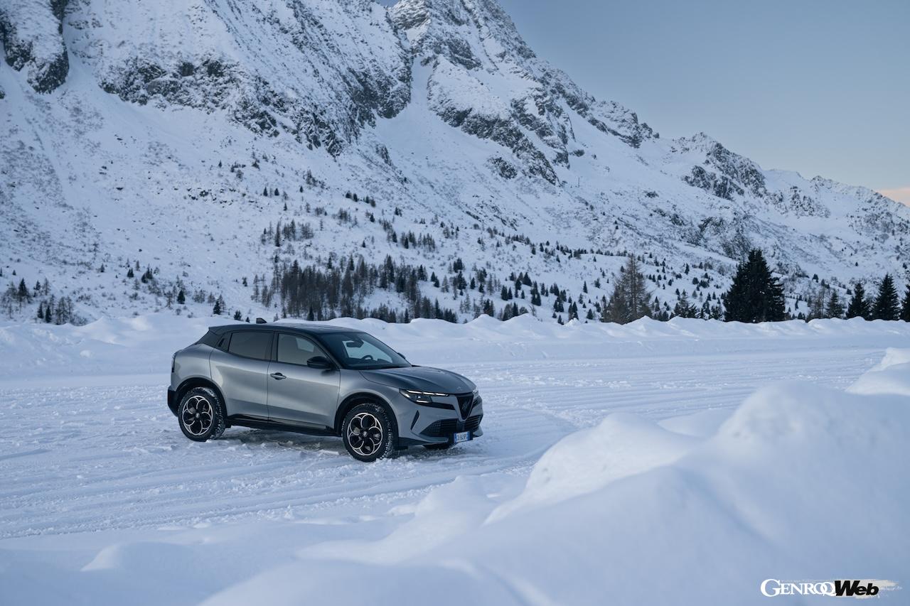 「アルファロメオ ジュニア イブリダ Q4」の雪上走行シーン。