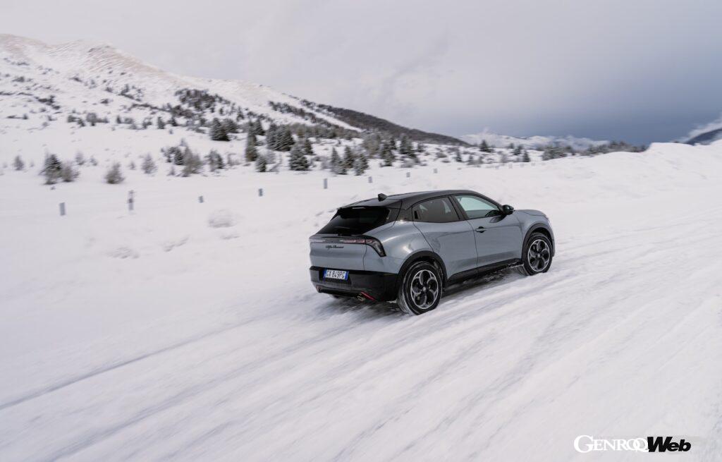 「アルファロメオ ジュニア イブリダ Q4」の雪上走行シーン。