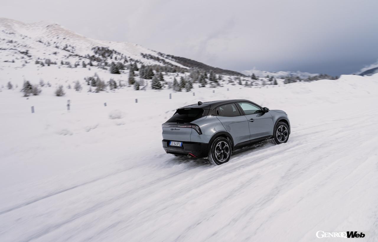 「アルファロメオ ジュニア イブリダ Q4」の雪上走行シーン。